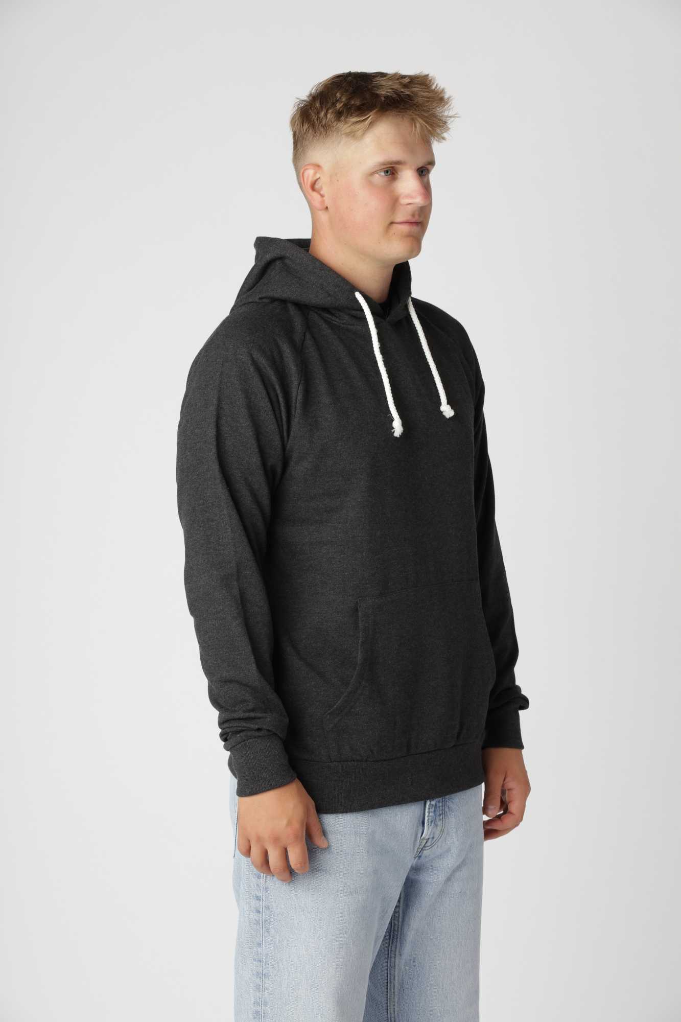 Basic hoodie i farven antracit i slidstærk bomulds-polyester blanding med minimalistisk design.