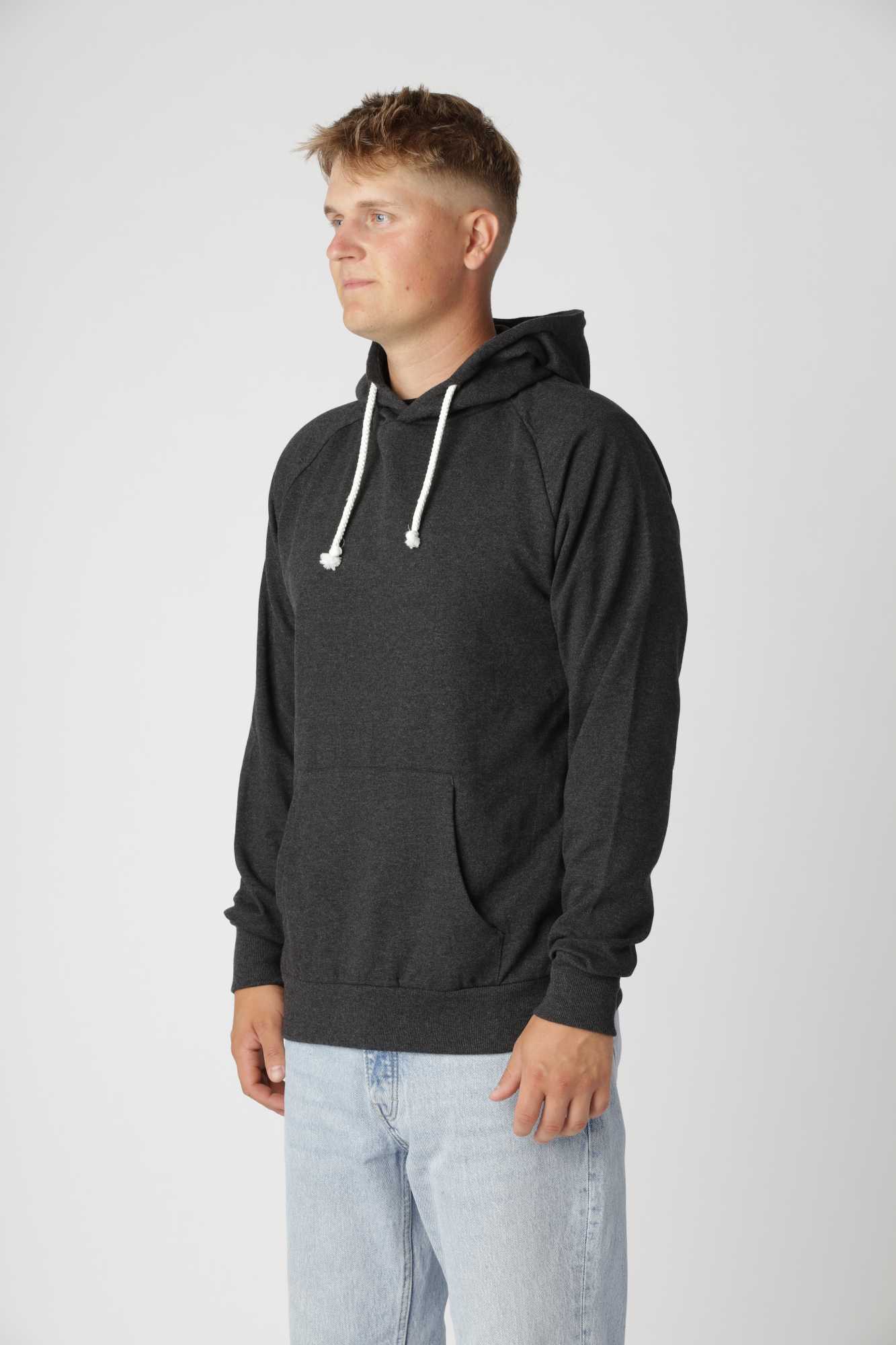 Klassisk basic hoodie i farven antracit med dobbeltsyet hætte og holdbare ribkanter.