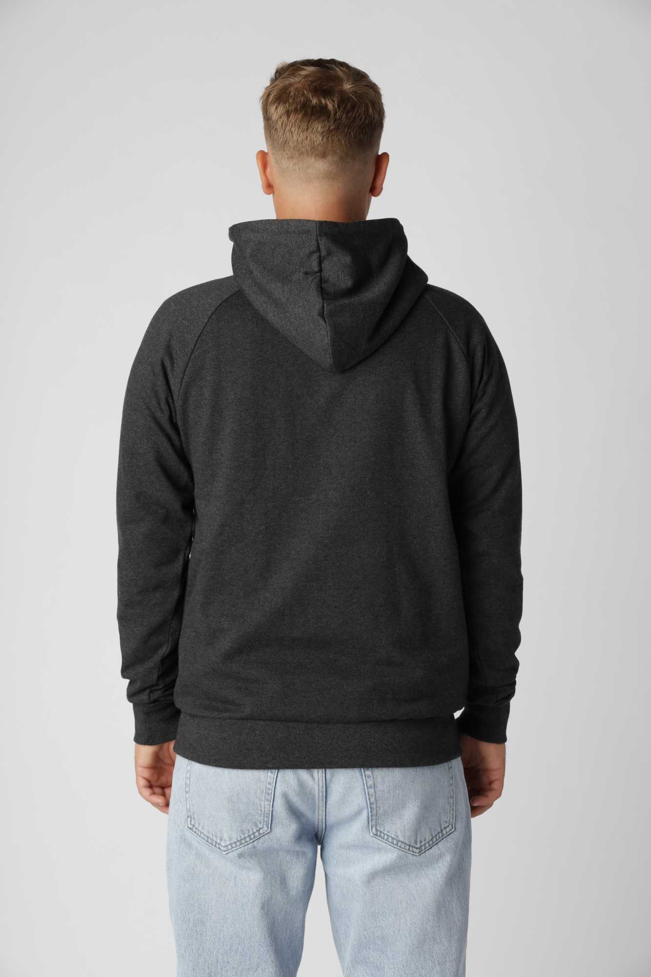 Tidløs basic hoodie i farven antracit med komfortabel pasform og mørk grå nuance.