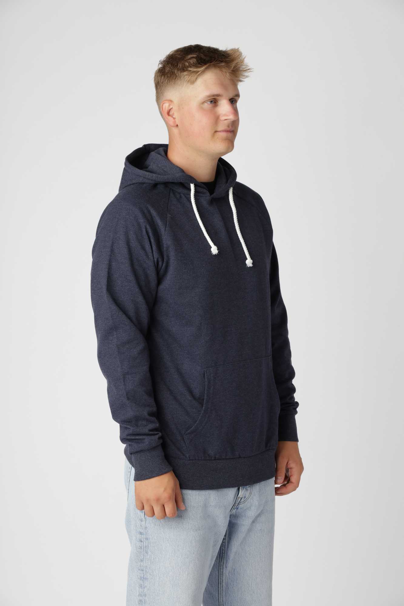 Basic hoodie i farven meleret blå i slidstærk bomulds-polyester blanding med minimalistisk design.