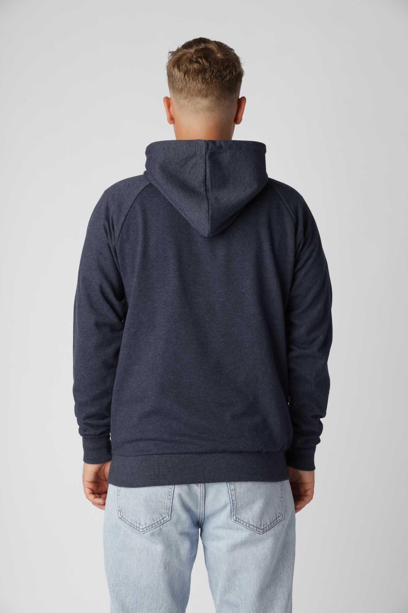 Klassisk basic hoodie i farven meleret blå med dobbeltsyet hætte og holdbare ribkanter.