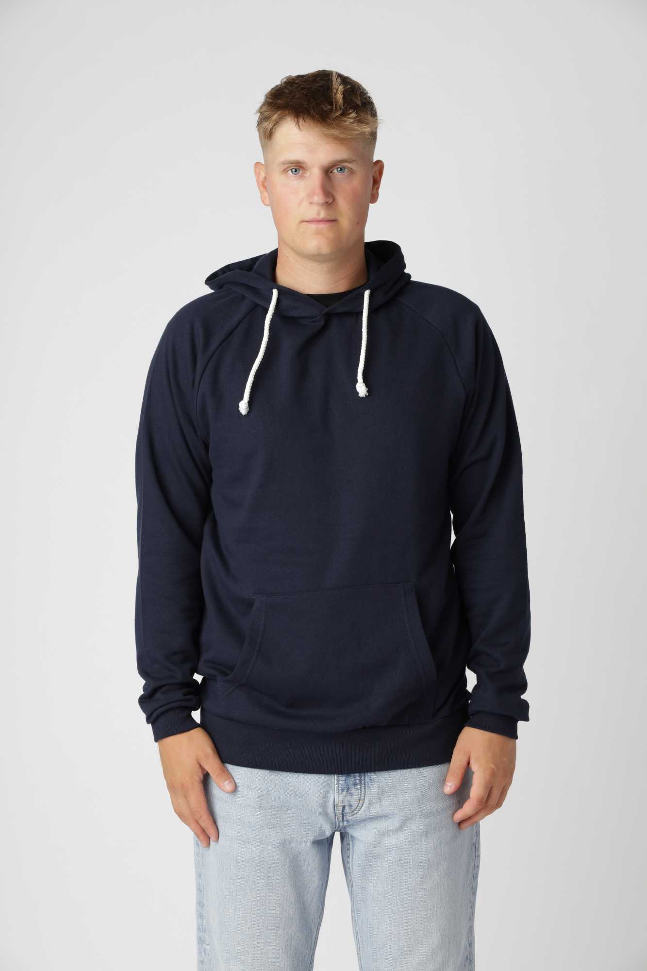 Basic hoodie i farven navy med børstet inderside og behagelig regular fit til hverdag.