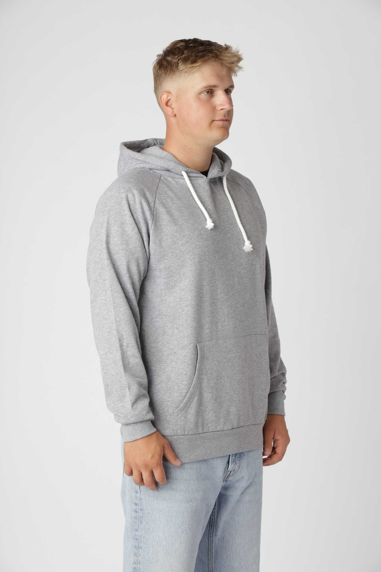 Basic hoodie i farven Oxford Grey med hvid snøre og forstærkede snørehuller for lang holdbarhed.