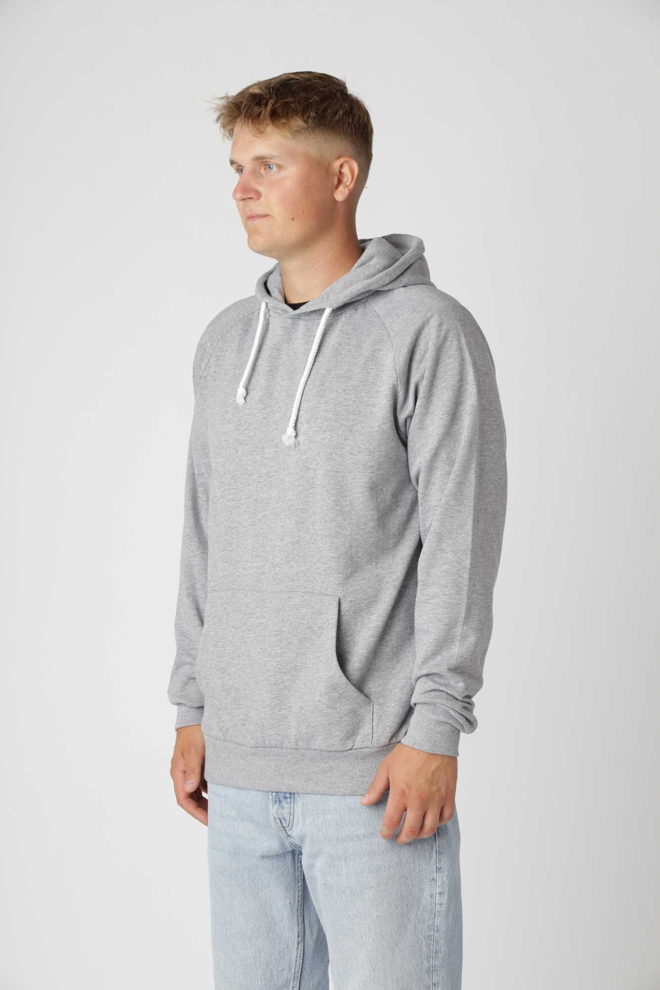 Alsidig basic hoodie i farven Oxford Grey, perfekt til lag-på-lag eller casual outfits.
