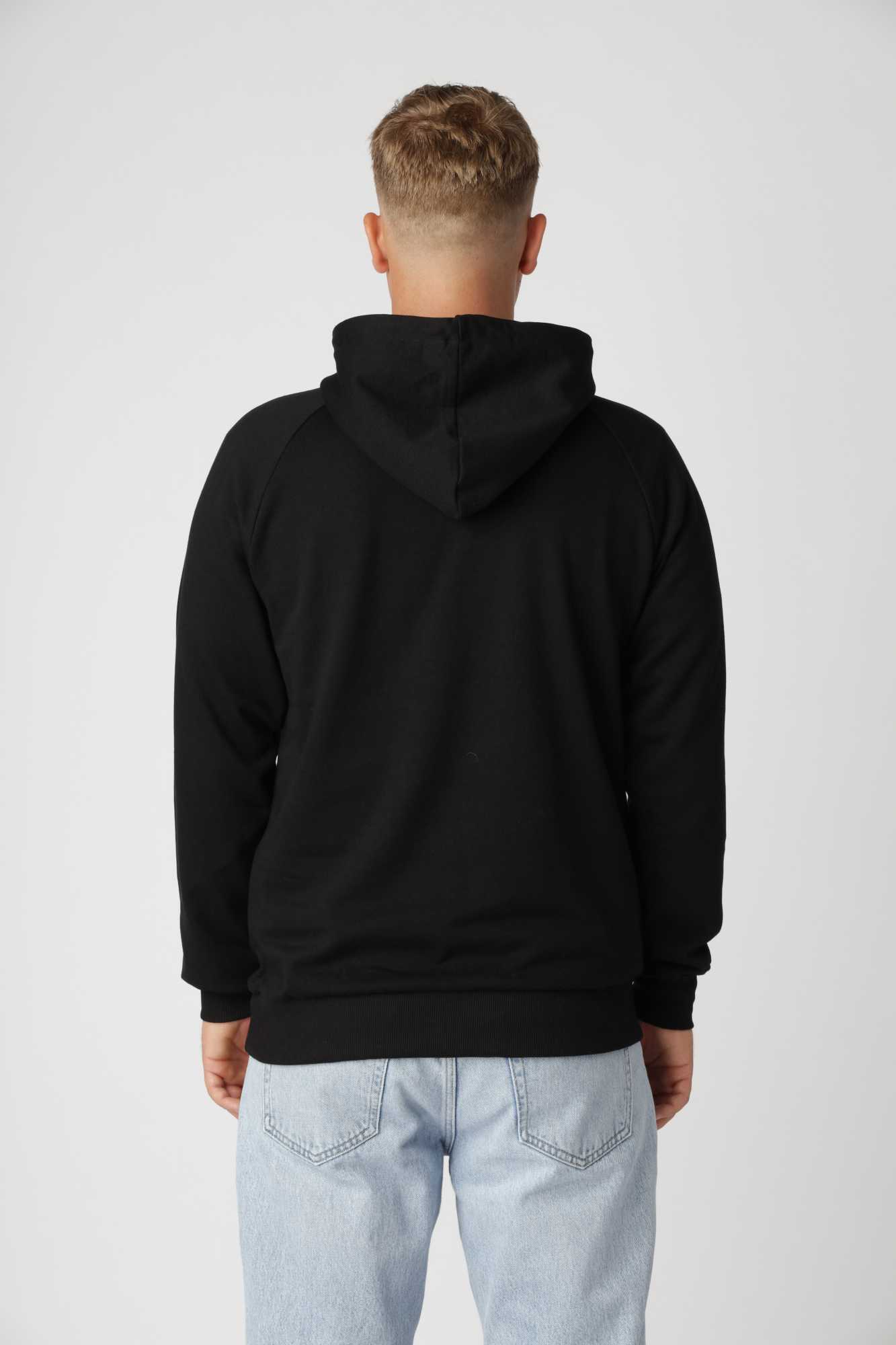 Basic hoodie i sort med hvid snøre og forstærkede snørehuller for lang holdbarhed.