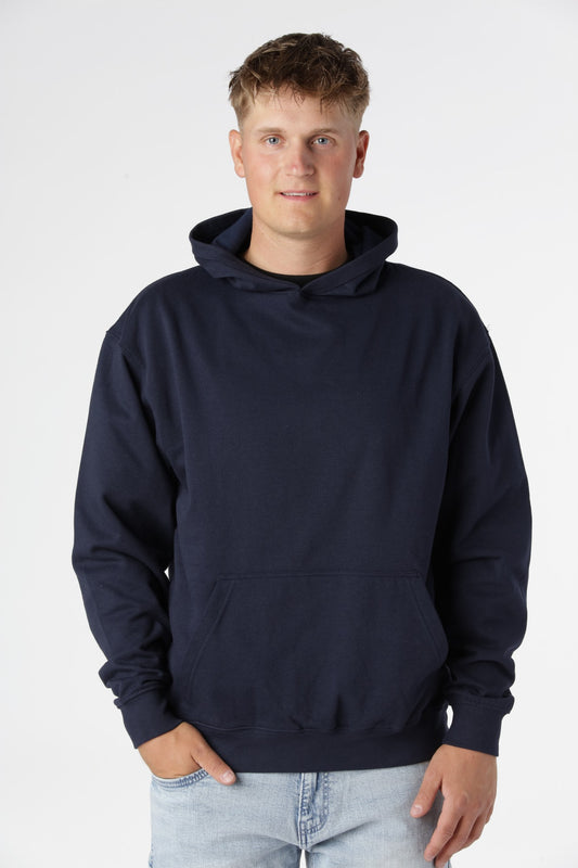 Classic hoodie i farven navy med blød børstet inderside og afslappet pasform