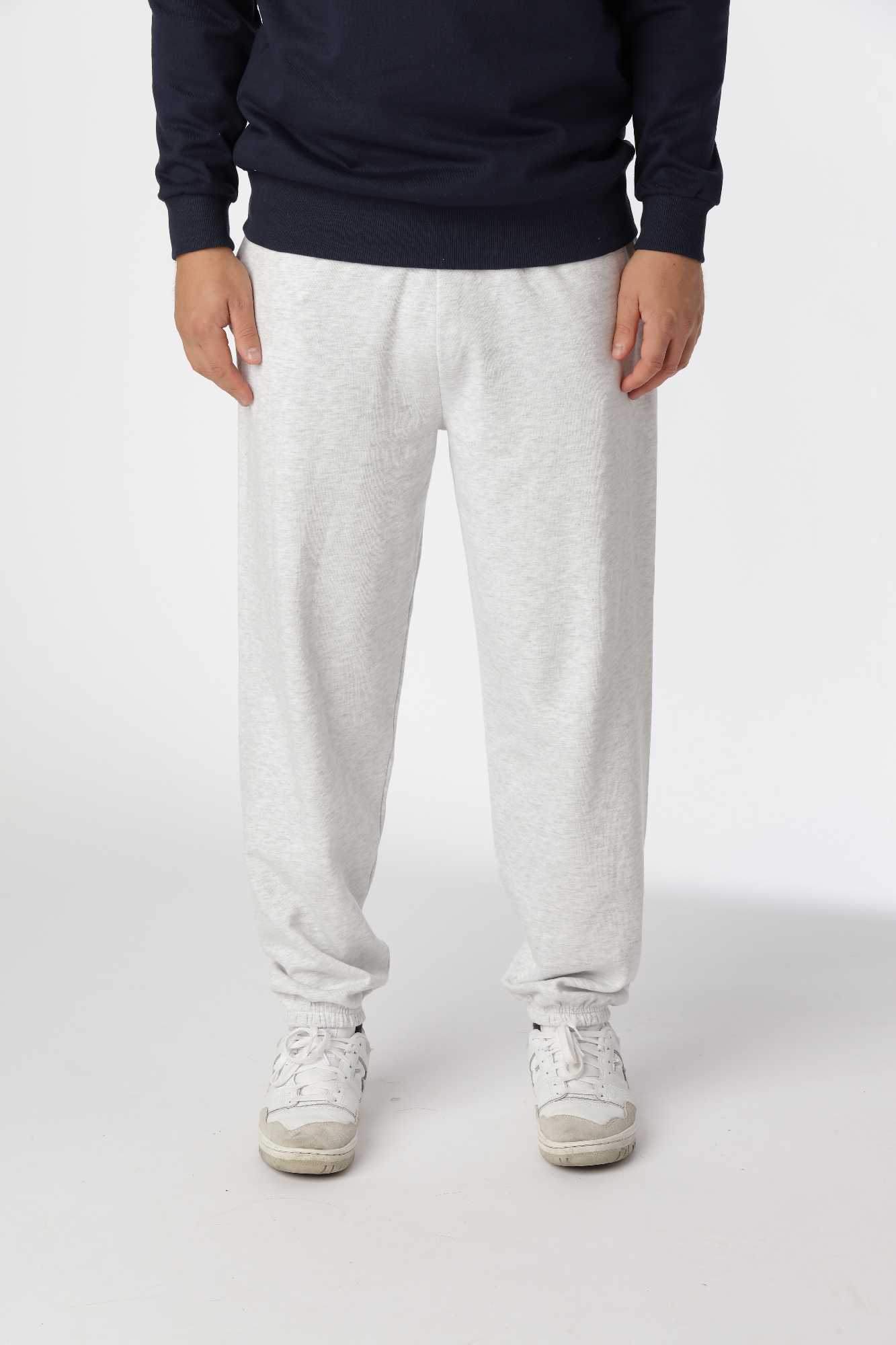 Grå regular sweatpants i kæmmet bomuld og polyester med blød komfort og slidstyrke.
