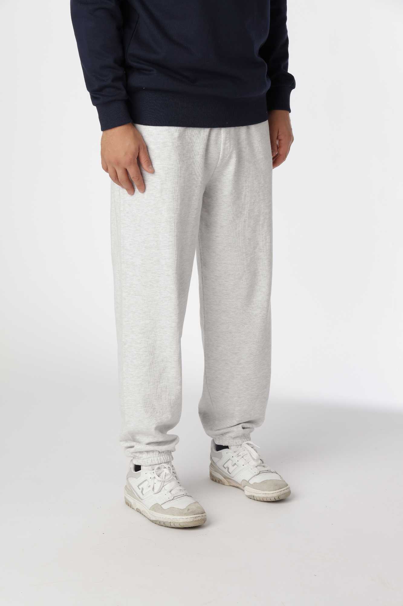 Klassiske grå regular sweatpants med afslappet pasform og justerbar talje med snøre.