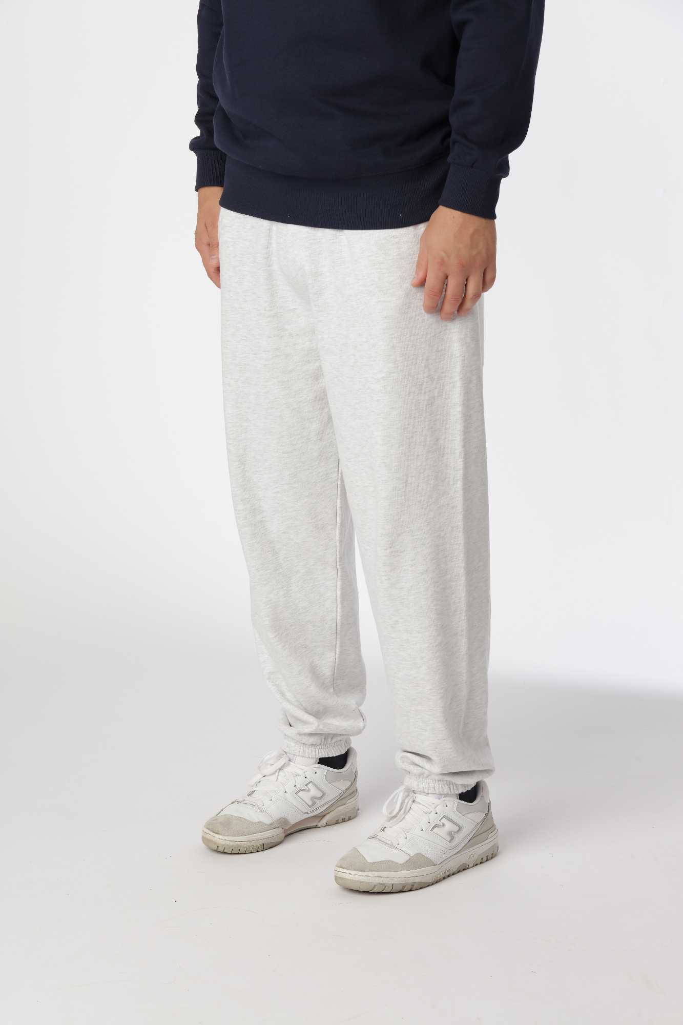 Grå regular sweatpants, der holder form og farve selv efter gentagne vaske.