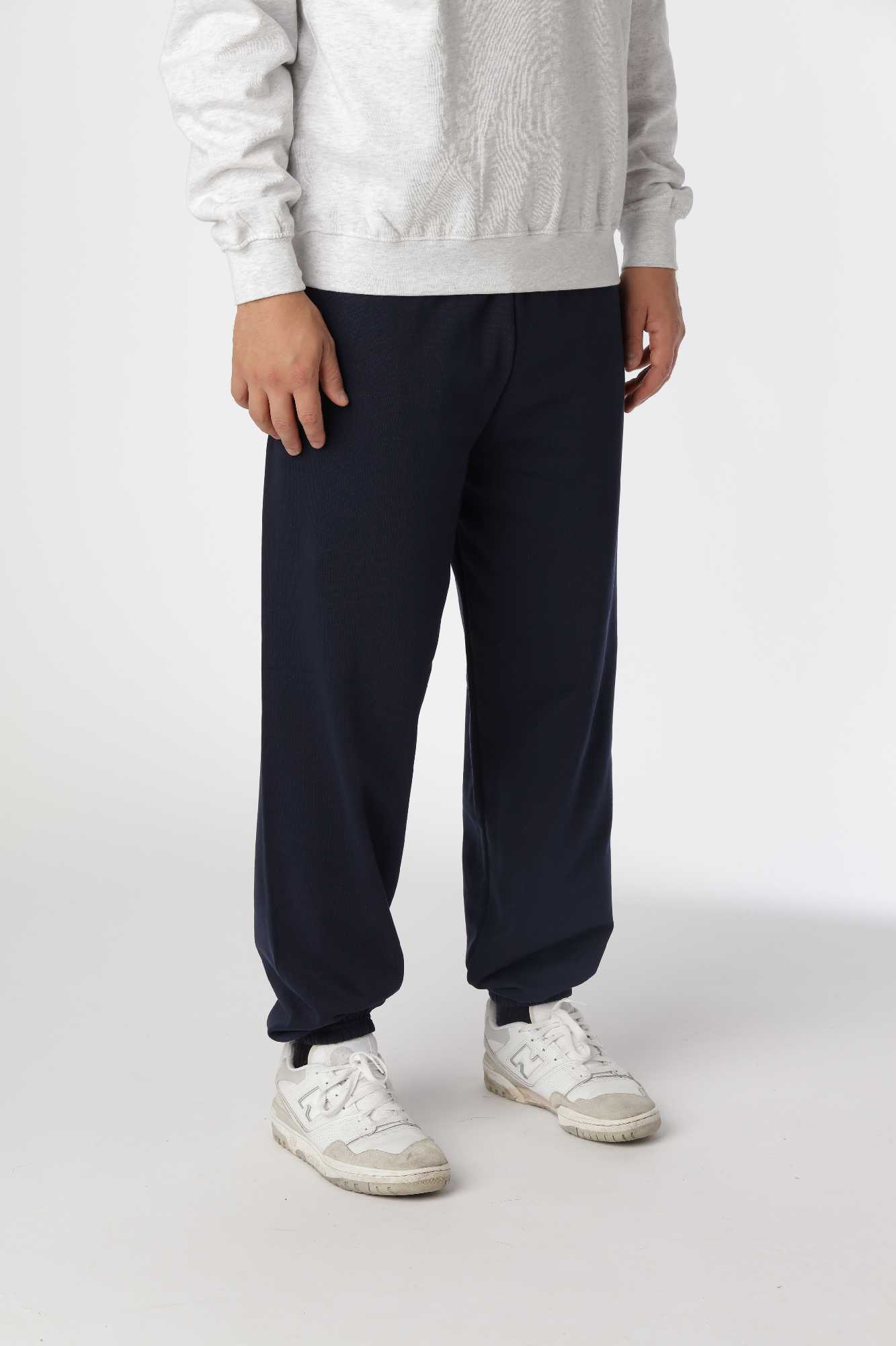 Alsidige regular sweatpants i farven navy, nemme at style til både sporty og casual outfits.