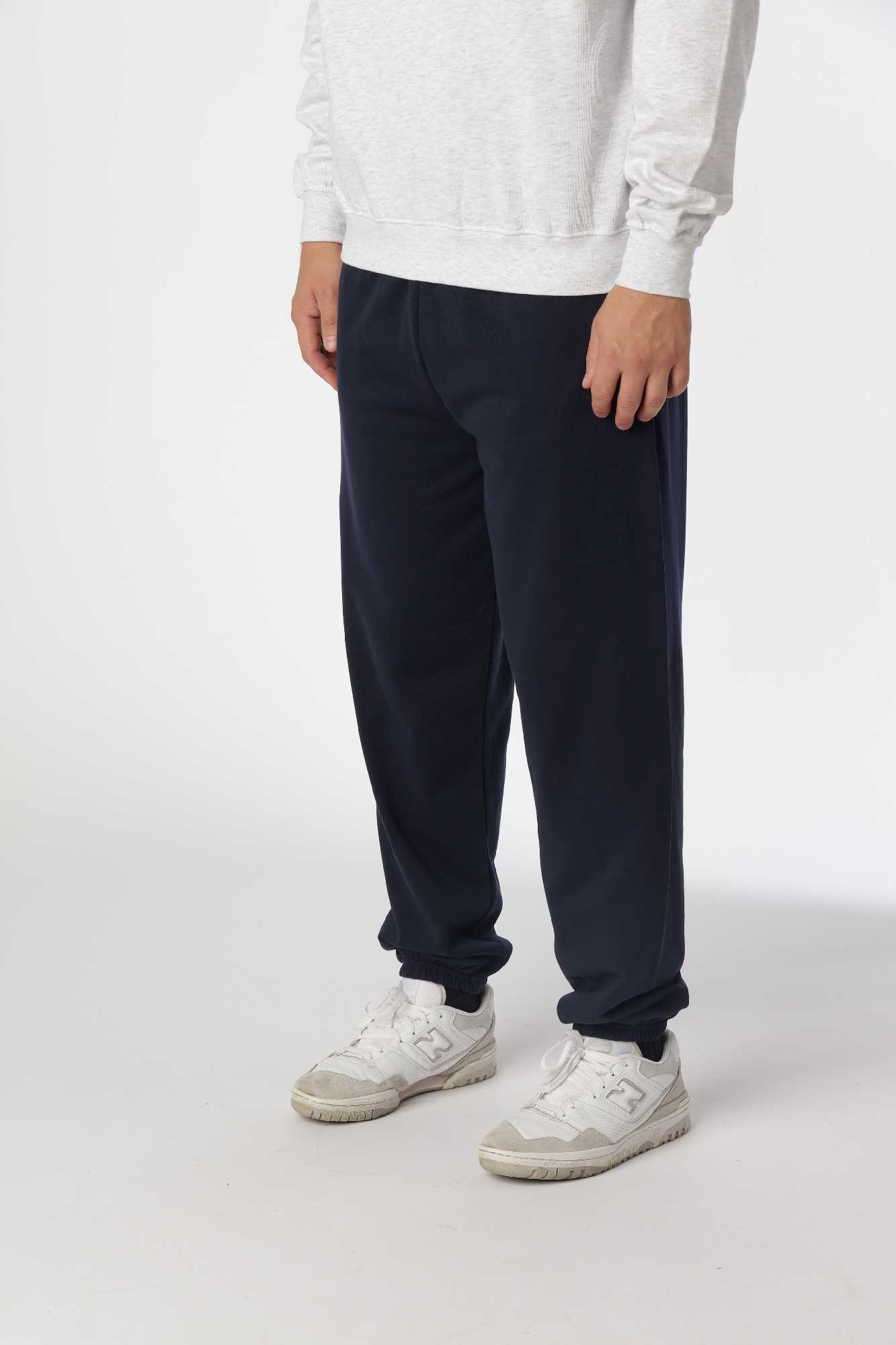 Regular sweatpants i farven navy, der holder form og farve efter gentagne vaske.