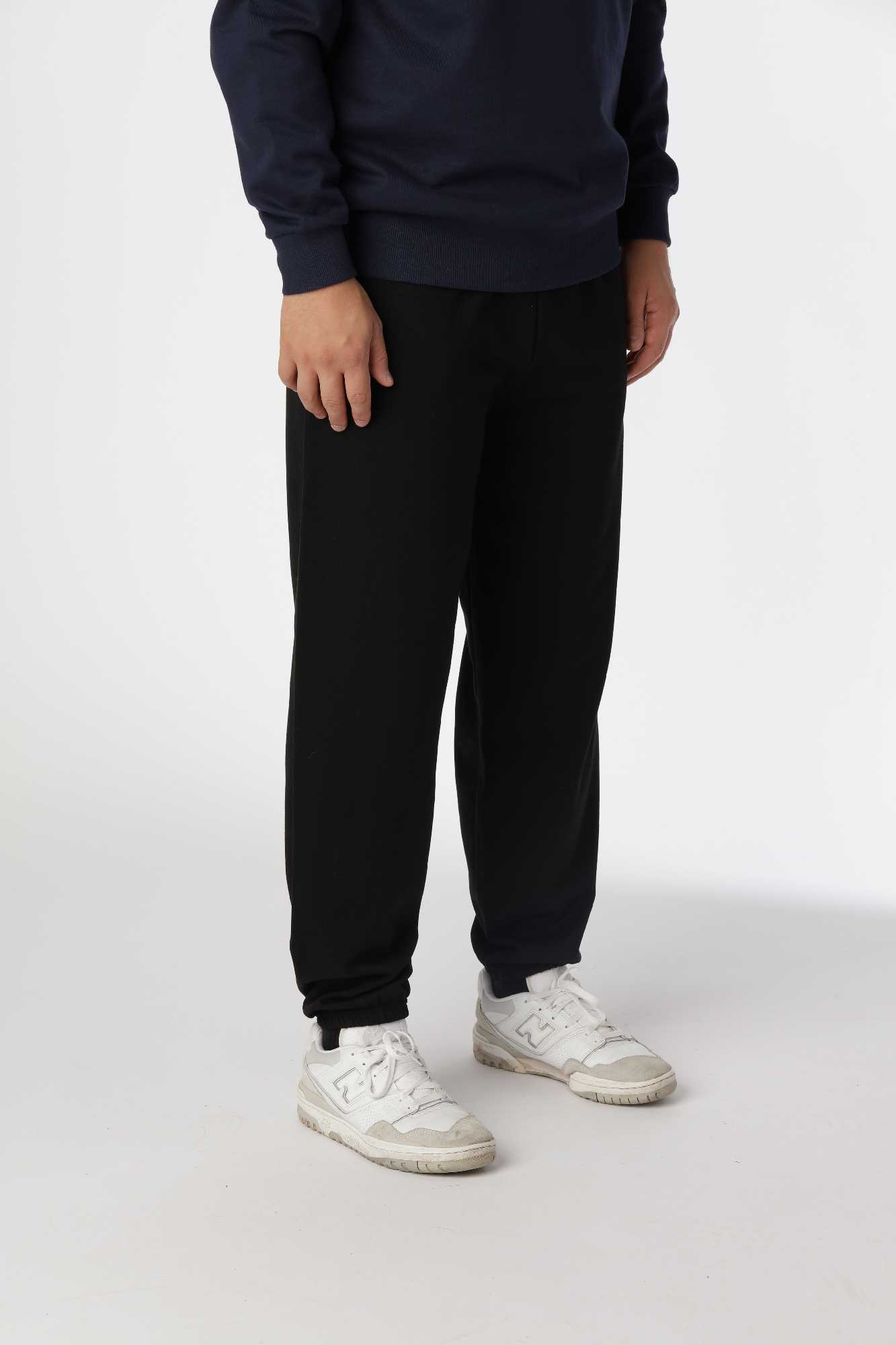 Bløde Regular sweatpants i farven sort lavet af kæmmet bomuld og holdbar polyester.