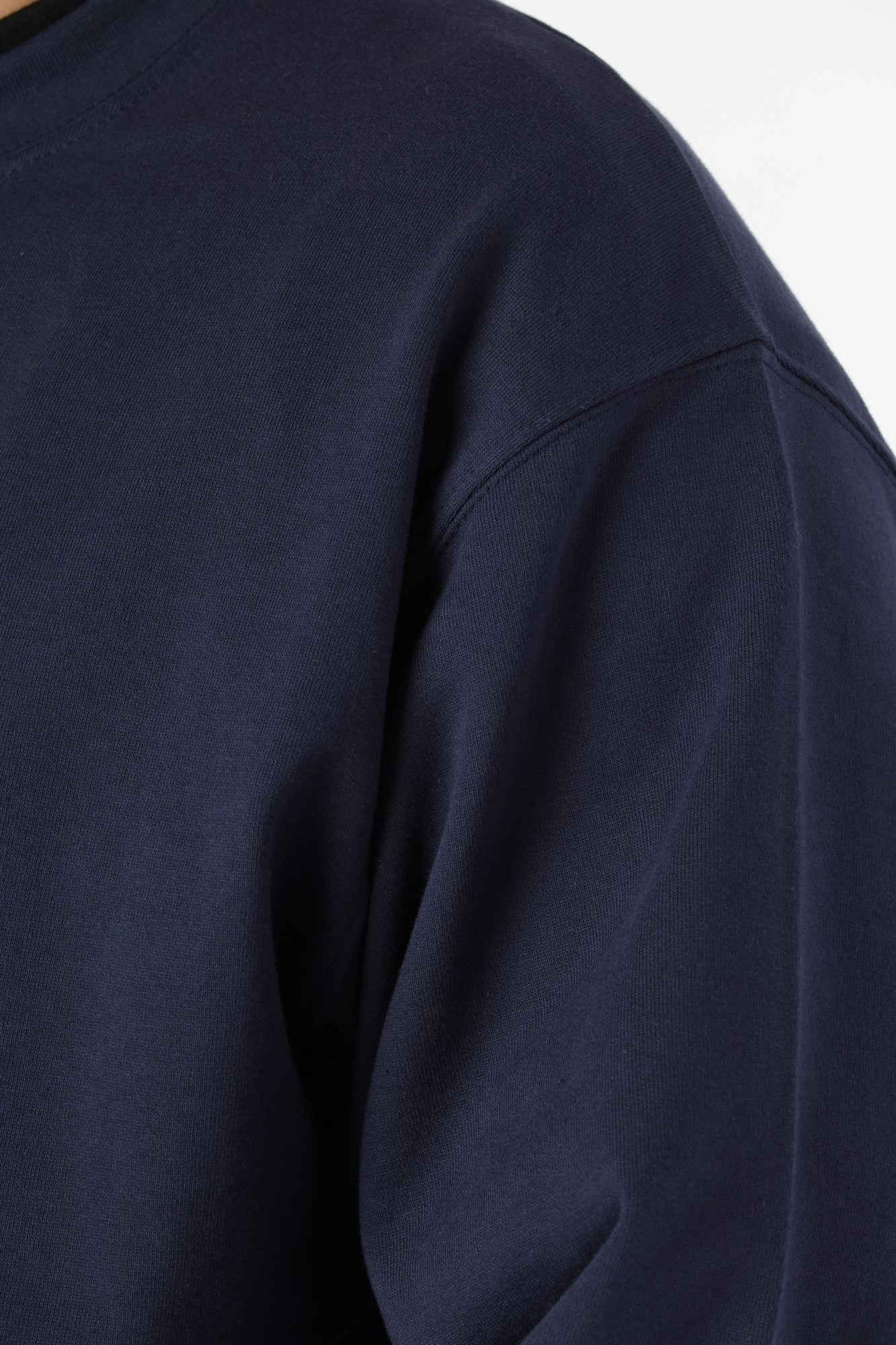 Classic sweatshirt Navy i dyb blå tone, der giver et skarpt og alsidigt udtryk i garderoben