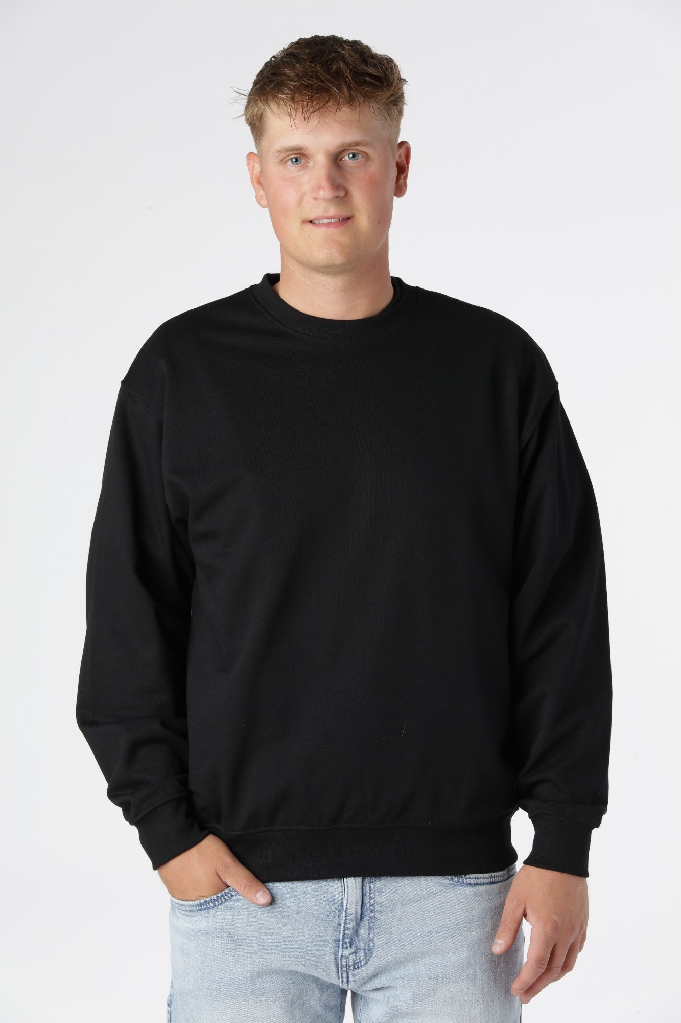 Classic sweatshirt i Sort med regular pasform og tidløs rund hals til alsidig styling
