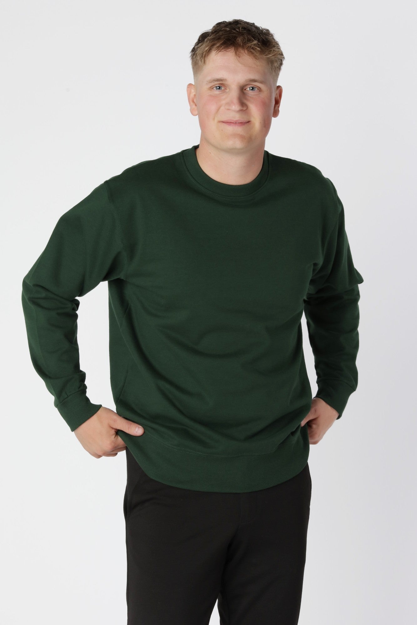 Essential sweatshirt i farven Grøn med regulær pasform og klassisk crewneck-design
