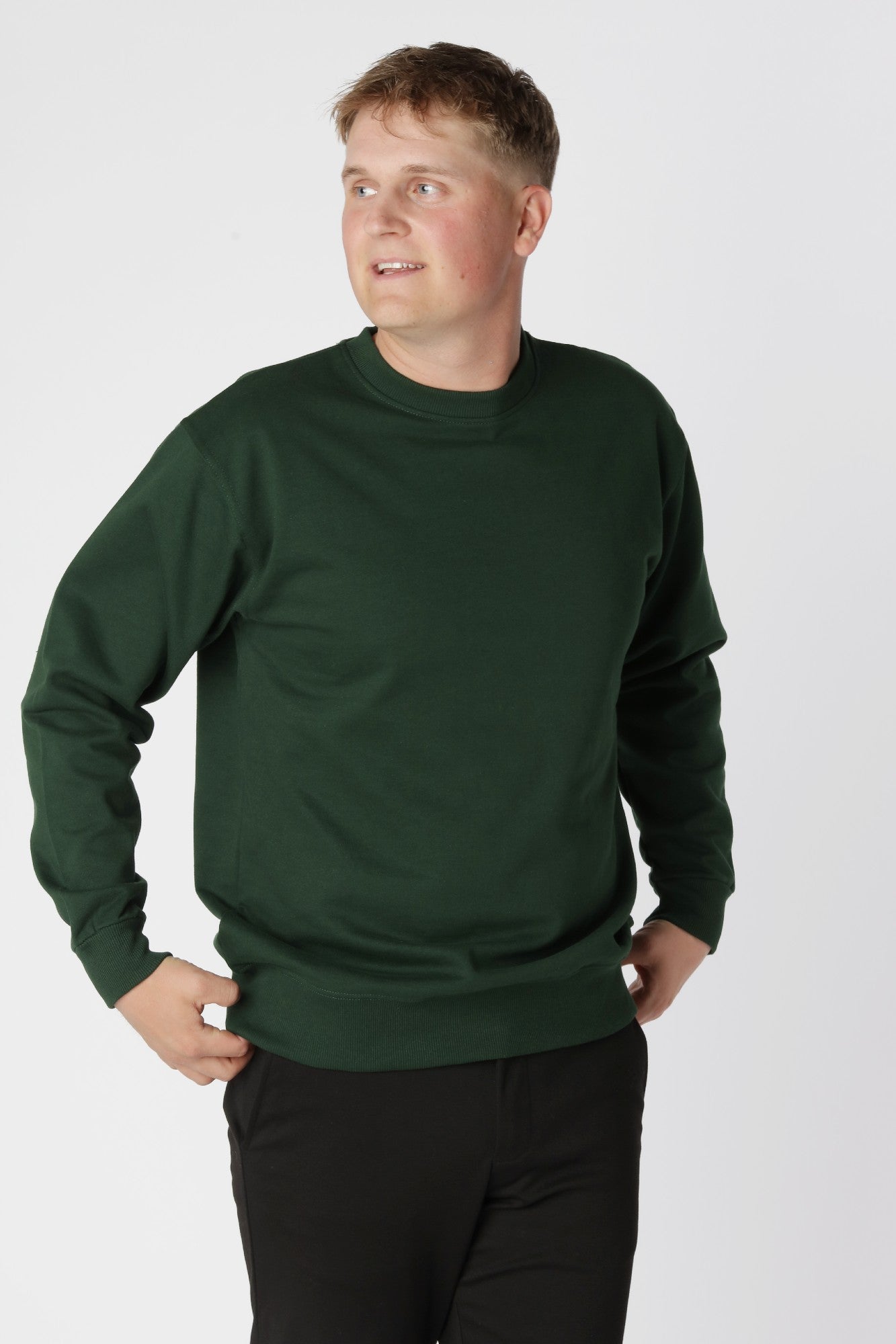 Essential sweatshirt i farven Grøn med dæmpet, naturligt grøn nuance til alsidig styling