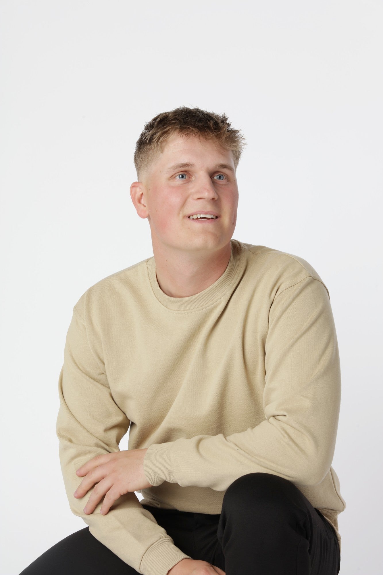 Tidløs Essential sweatshirt i farven Sand med kraftig konstruktion og behagelig finish