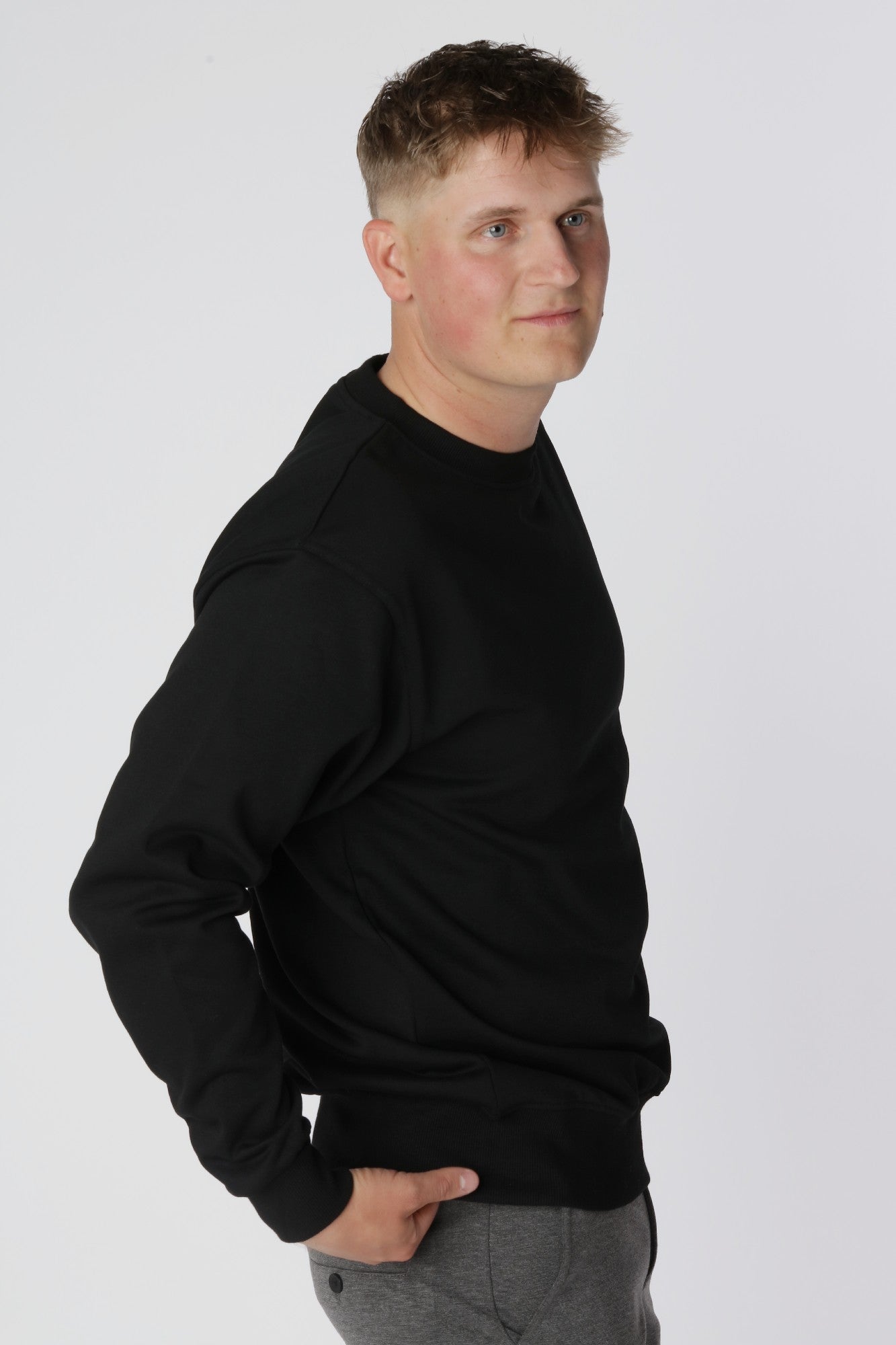 Alsidig Essential sweatshirt i farven Sort, nem at style med jeans, bukser eller shorts