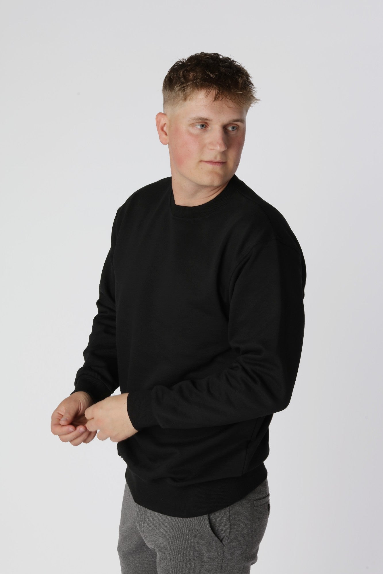 Essential sweatshirt i farven Sort med klassisk rund hals og regulær pasform