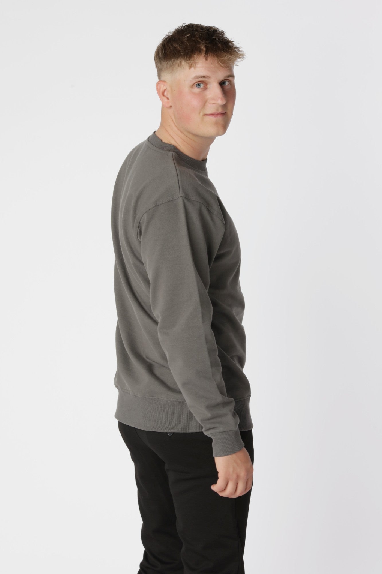 Essential sweatshirt i farven Steel Grey med skarpt og underspillet udtryk til hverdag og weekend