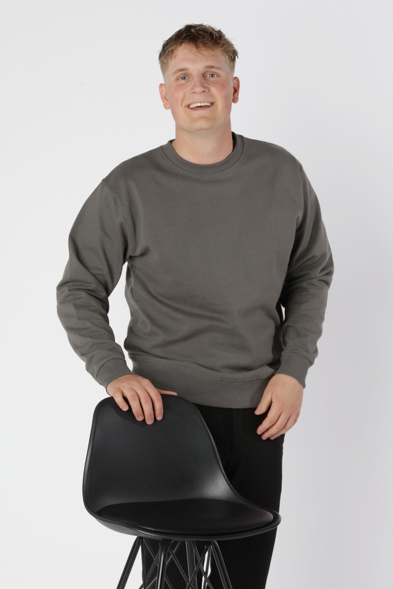 Essential sweatshirt i farven Steel Grey med minimalistisk design og slidstærkt materiale