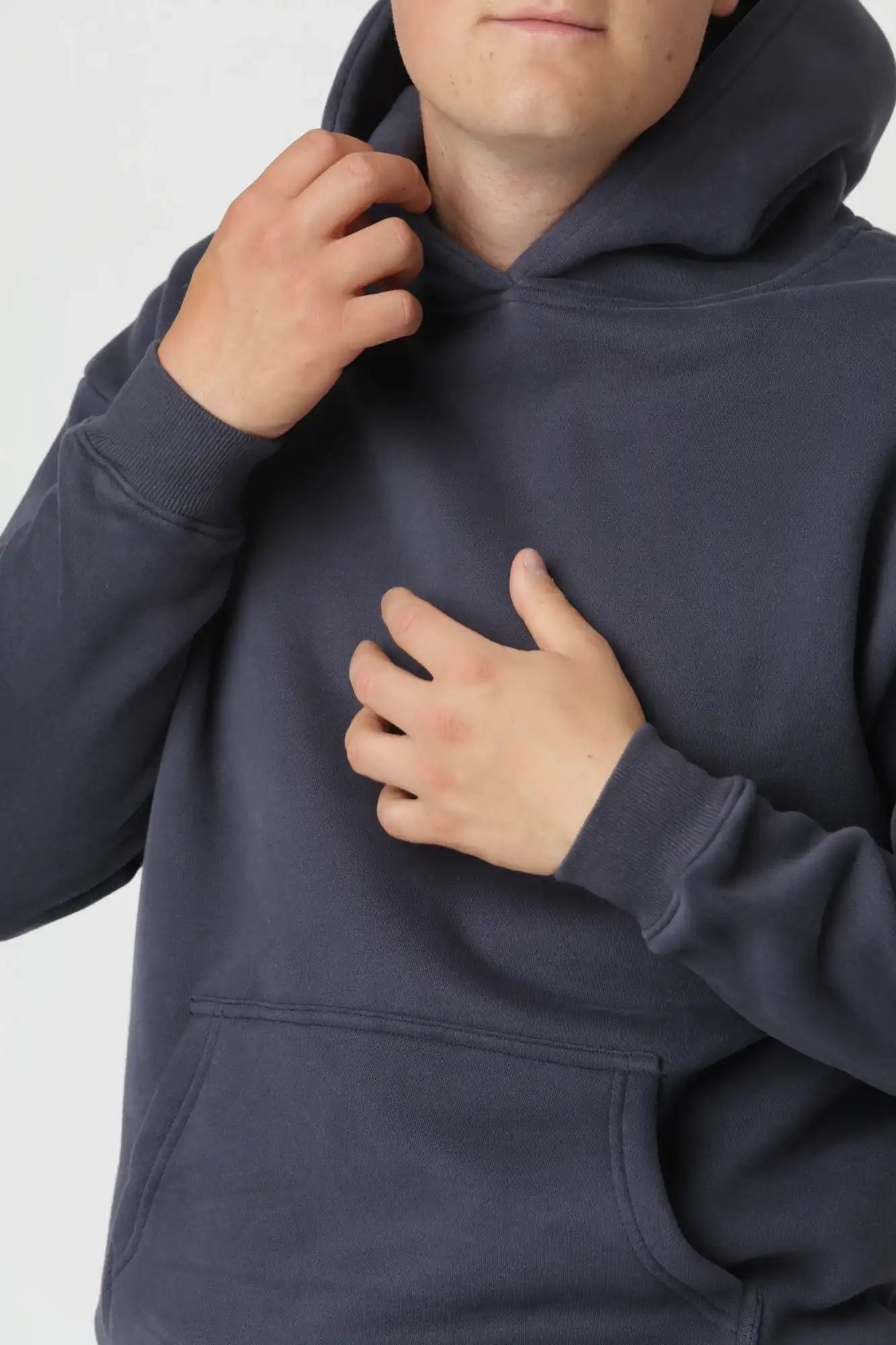 Premium hoodie i farven navy i regular fit, behagelig og holdbar til hverdagsbrug