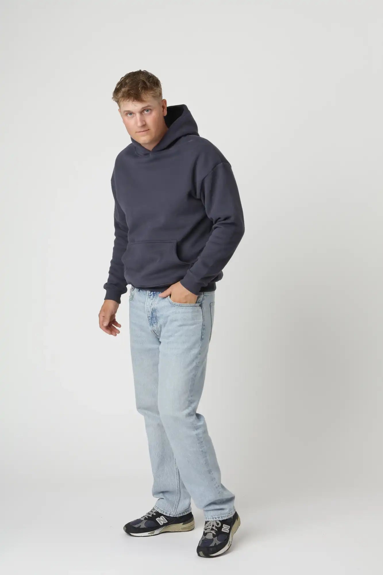 Minimalistisk Premium hoodie i farven navy uden snøre og med tidløst design