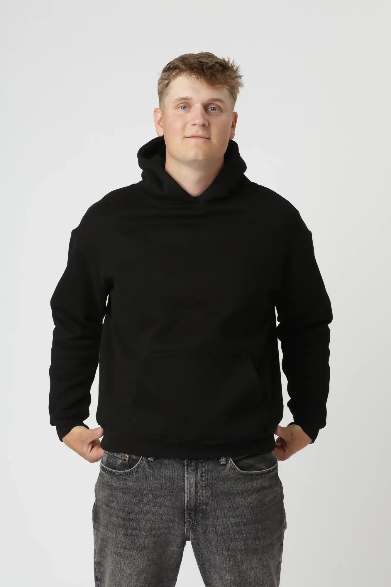 Premium hoodie i farven sort med blød expo-kashmir inderside og luksuriøs følelse