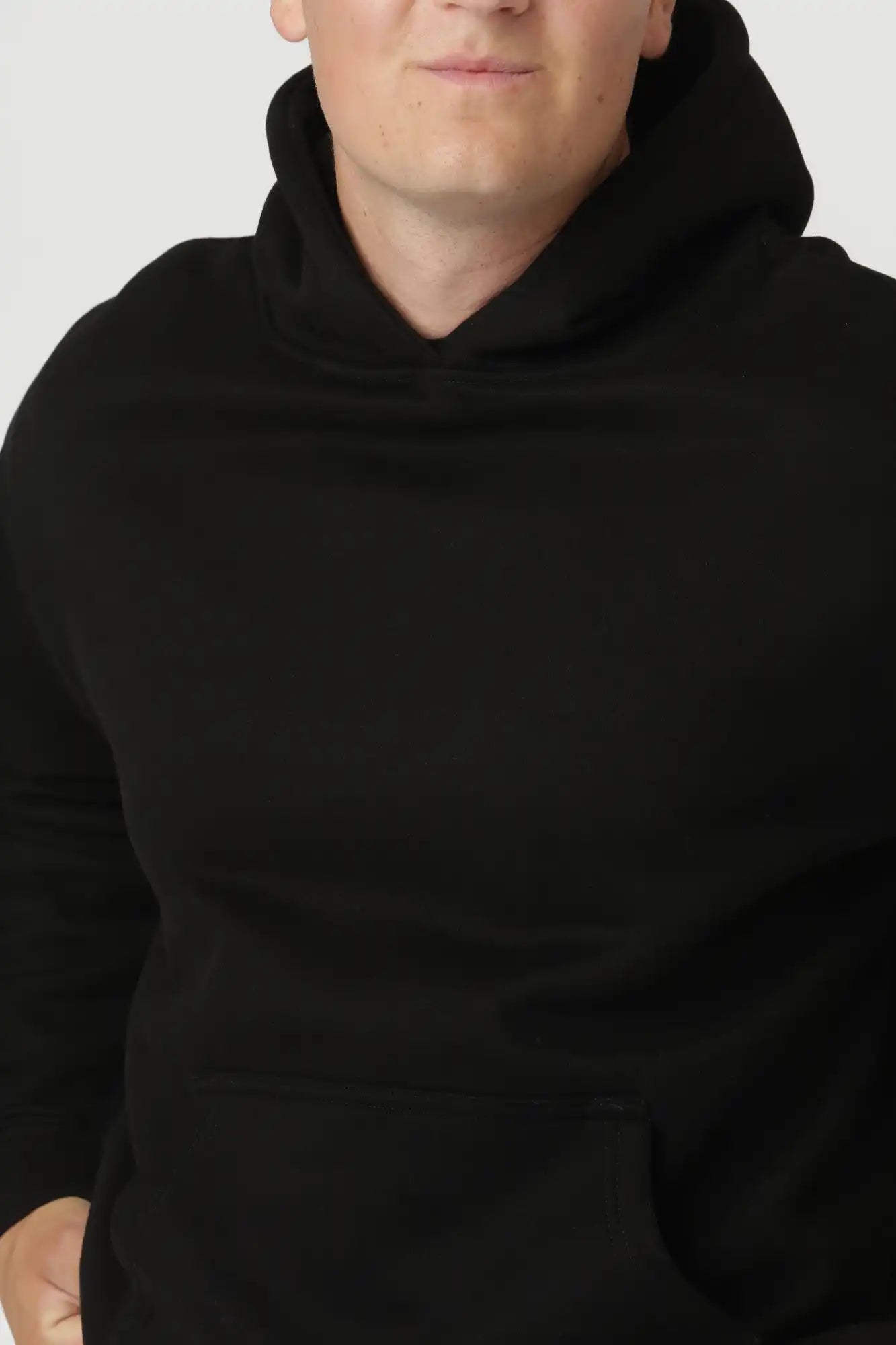 Sort Premium hoodie med kængurulommer og strukturert hætte til alsidig brug