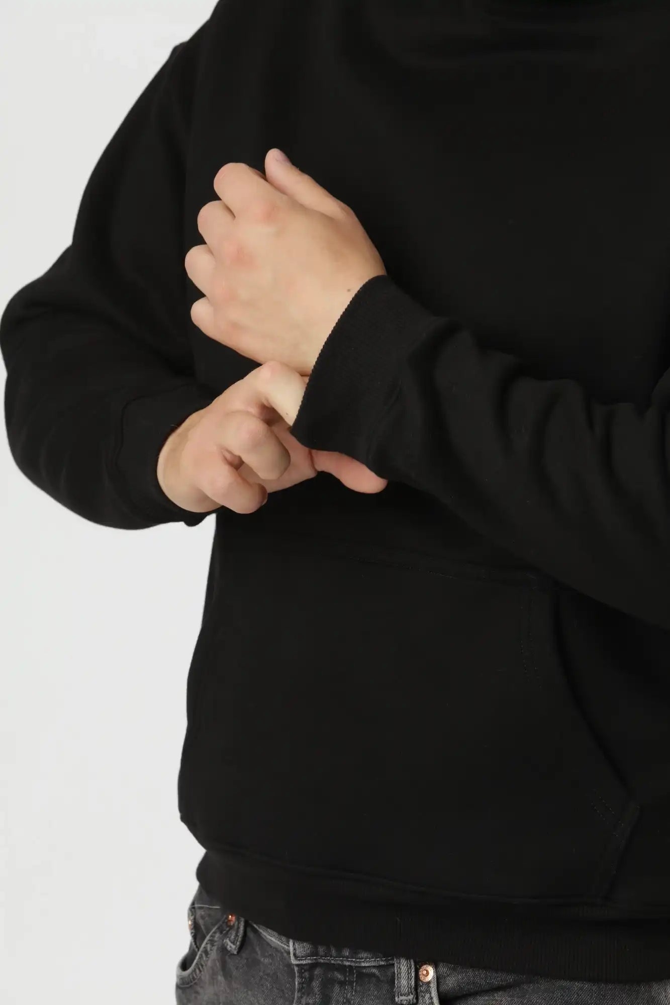 Premium hoodie i farven sort i blød bomuld-polyesterblanding, formstabil og varm