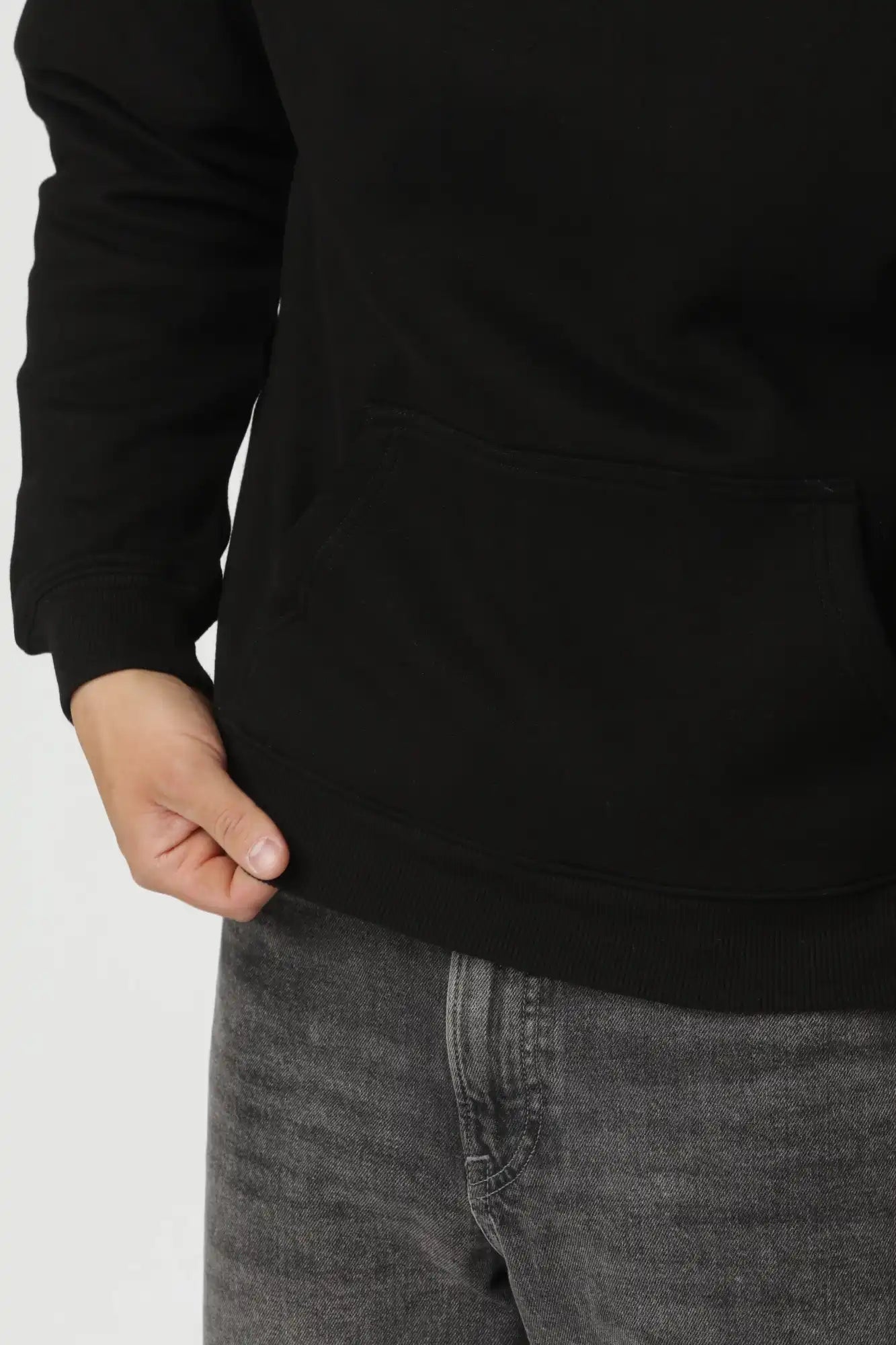Elegant Premium hoodie i farven sort med skarpt, skandinavisk og stilrent look