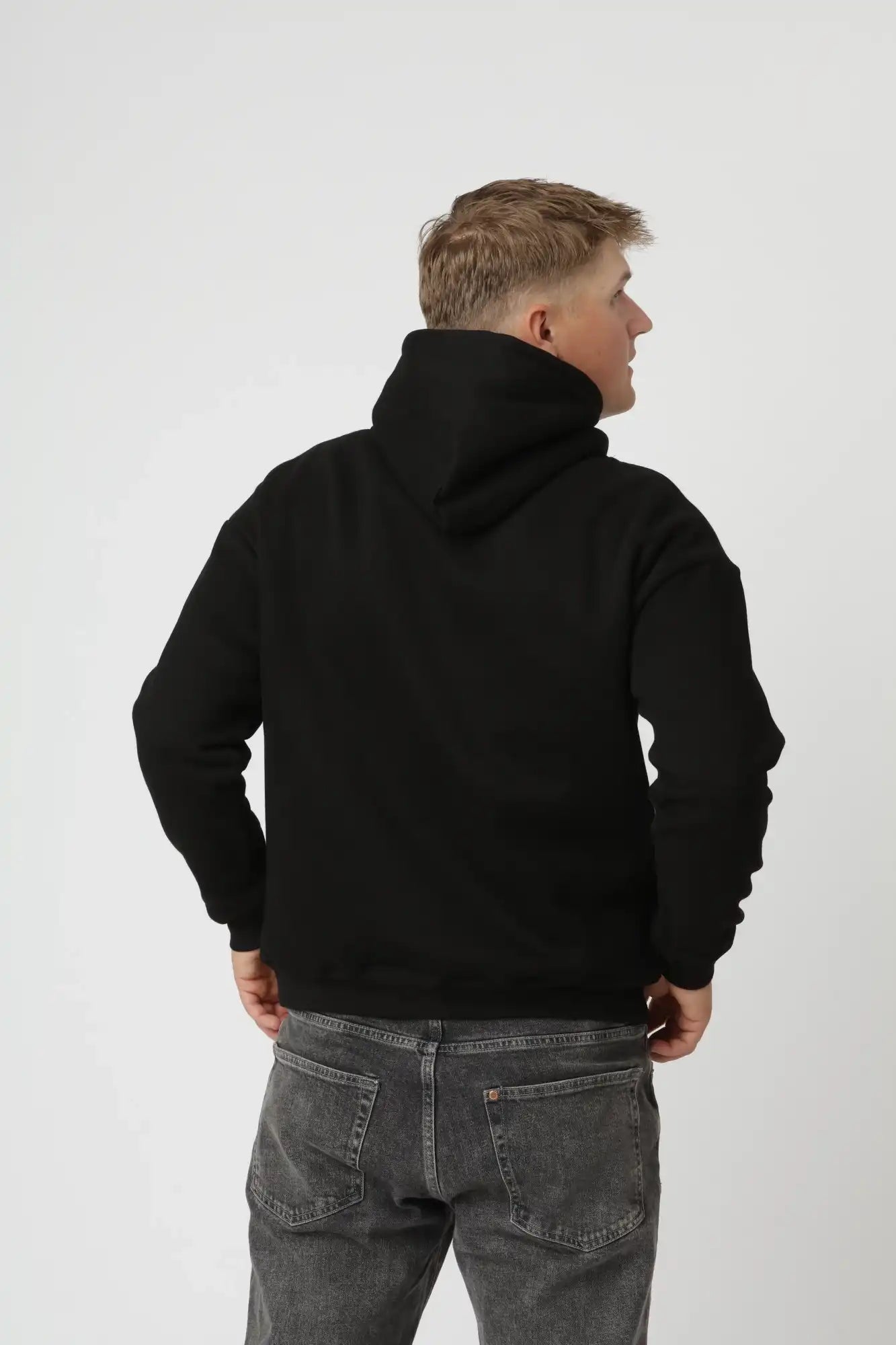 Premium hoodie i farven sort i regular fit, behagelig og holdbar til hverdag