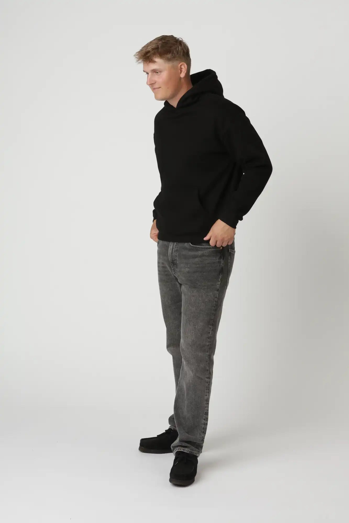 Minimalistisk Premium hoodie i farven sort uden snøre og med tidløst design