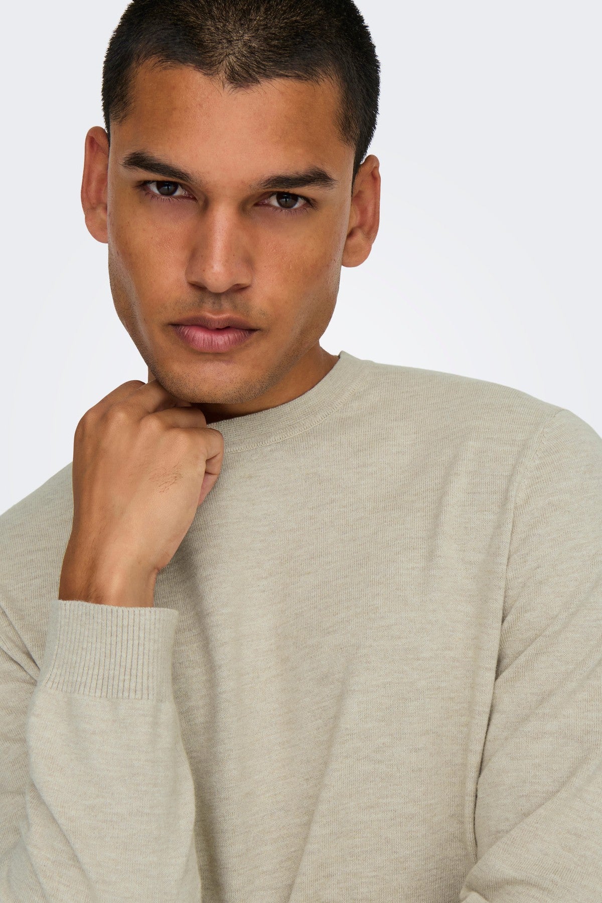 Onsloui striktrøje i farven Oatmeal med afslappet pasform, velegnet til lag-på-lag styling året rundt