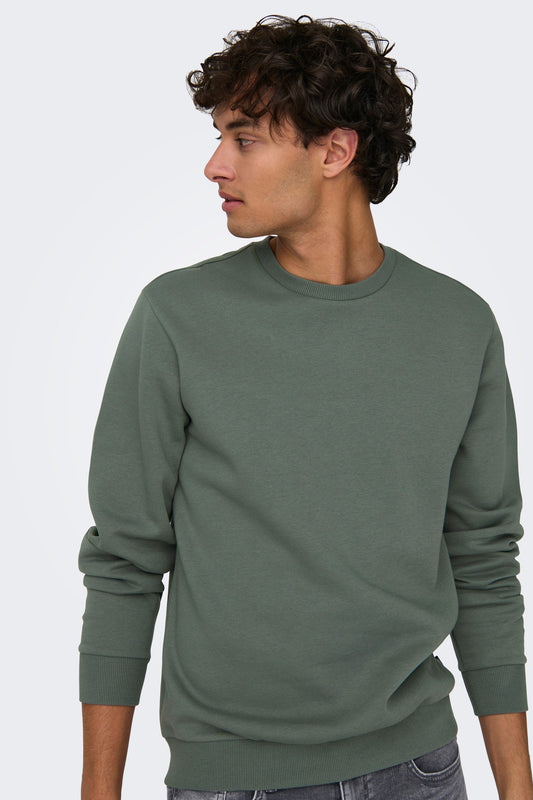 Onsceres sweatshirt i farven Caster Gray med rund hals og ribkanter i klassisk regular fit.